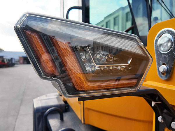 Pieni nivelkuormaaja