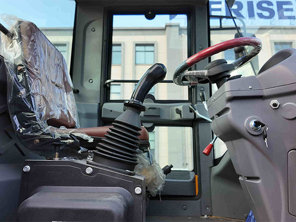 Pieni nivelkuormaaja