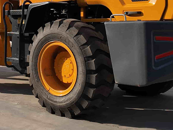 Pieni nivelkuormaaja