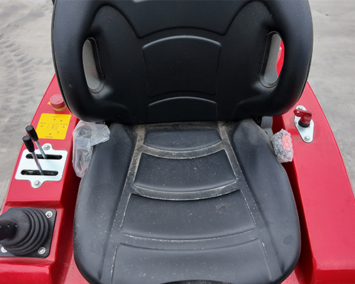 Kompakti nivelpyöräkuormaaja